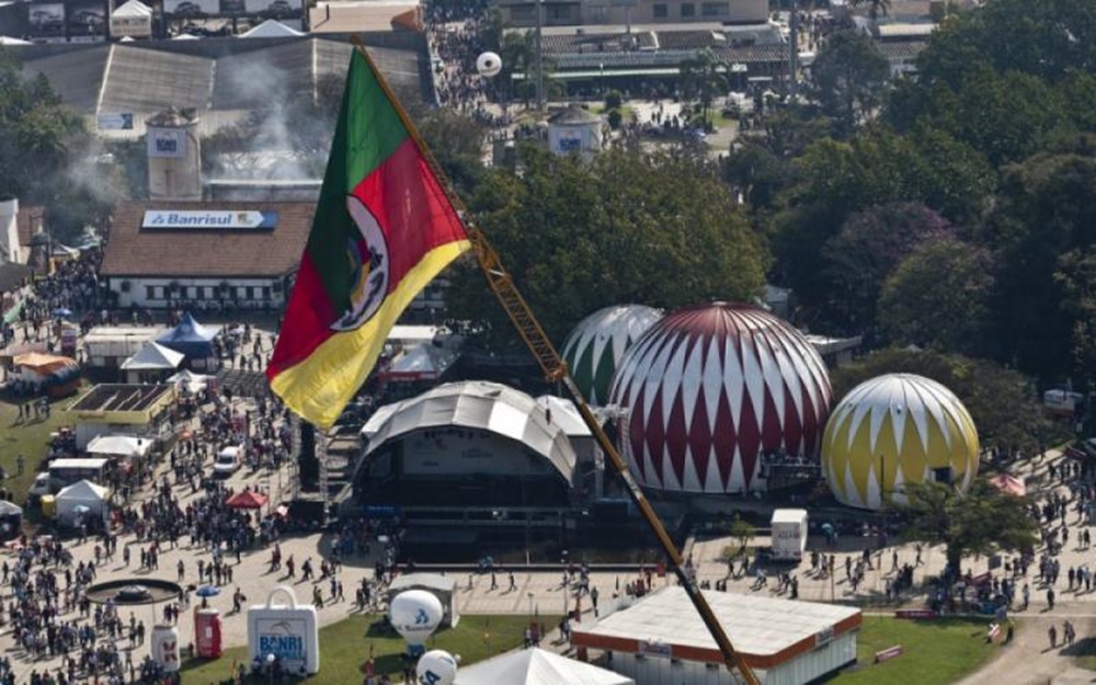 Ir para  <p>Um menino de seis anos sofreu uma descarga el&eacute;trica ao passar por baixo de uma das roletas da bilheteria da 39&ordf; Expointer, na tarde deste s&aacute;bado, em Esteio.&nbsp;De acordo com o delegado...